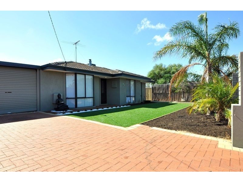 11 Lockeville Close, Beldon WA 6027