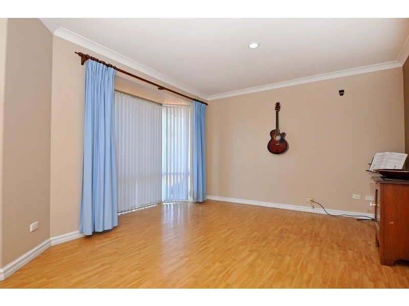 11 Lockeville Close, Beldon WA 6027