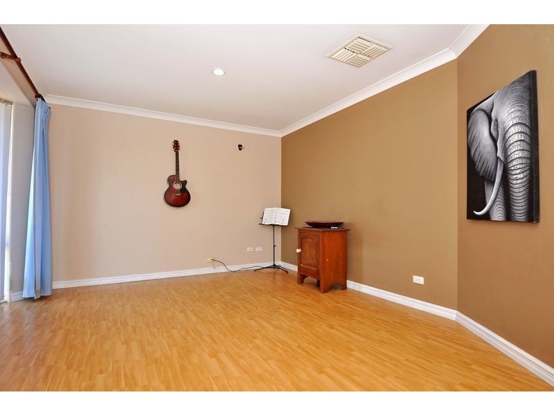 11 Lockeville Close, Beldon WA 6027