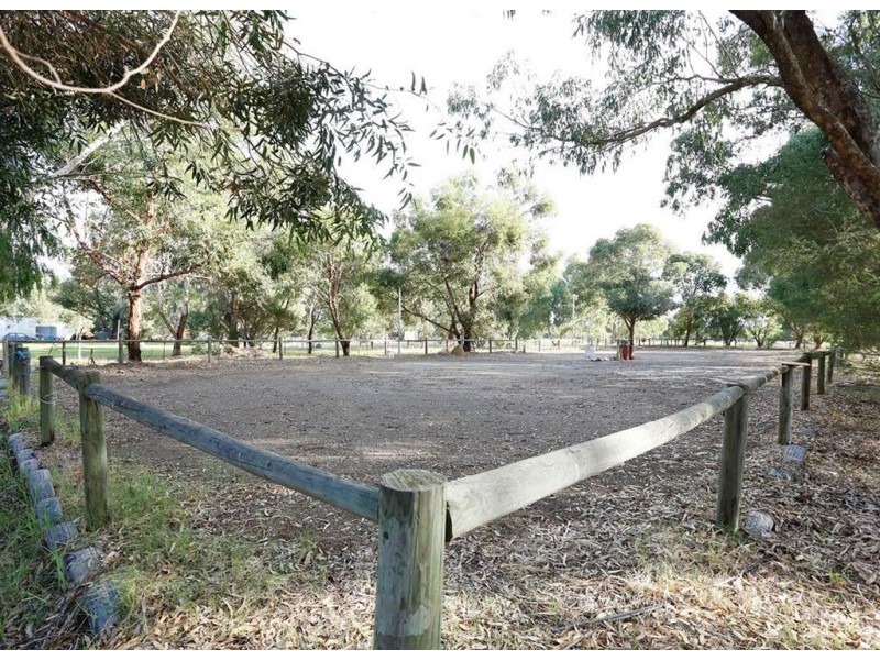 16 Peters Road, Muchea WA 6501