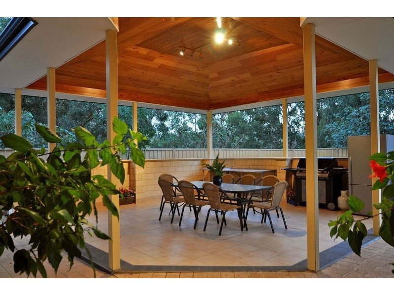 25 Louise Place, Gnangara WA 6077