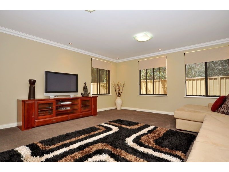 25 Louise Place, Gnangara WA 6077