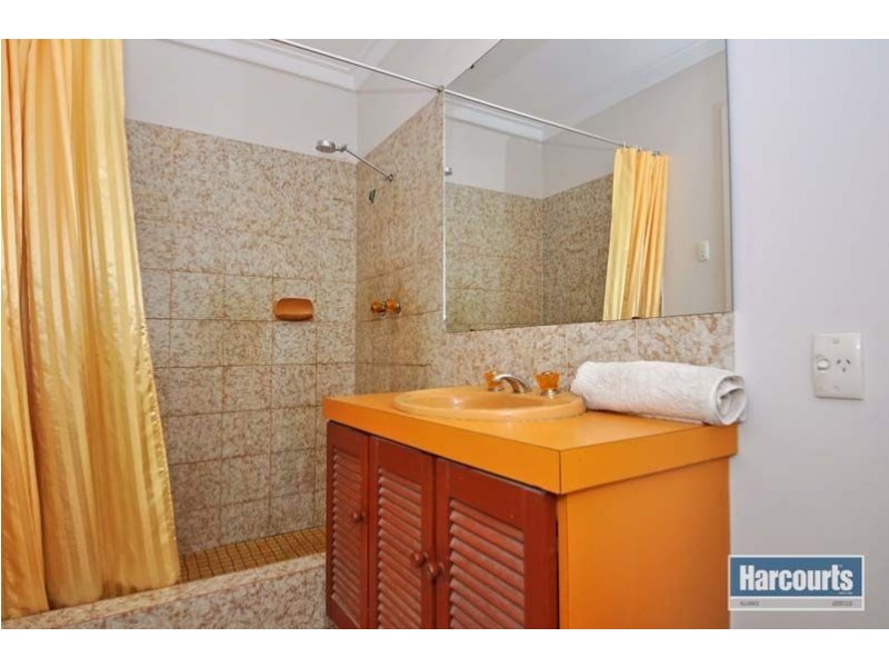 4 Dempster Place, Mariginiup WA 6065