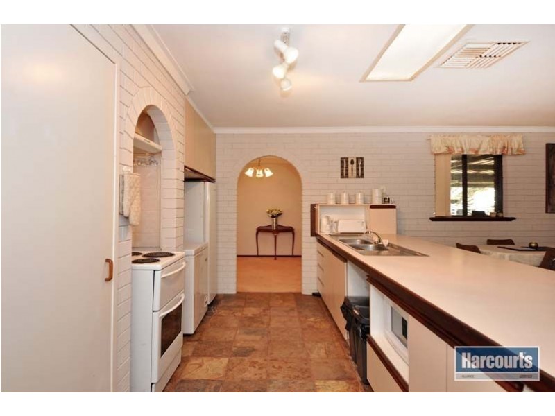 4 Dempster Place, Mariginiup WA 6065