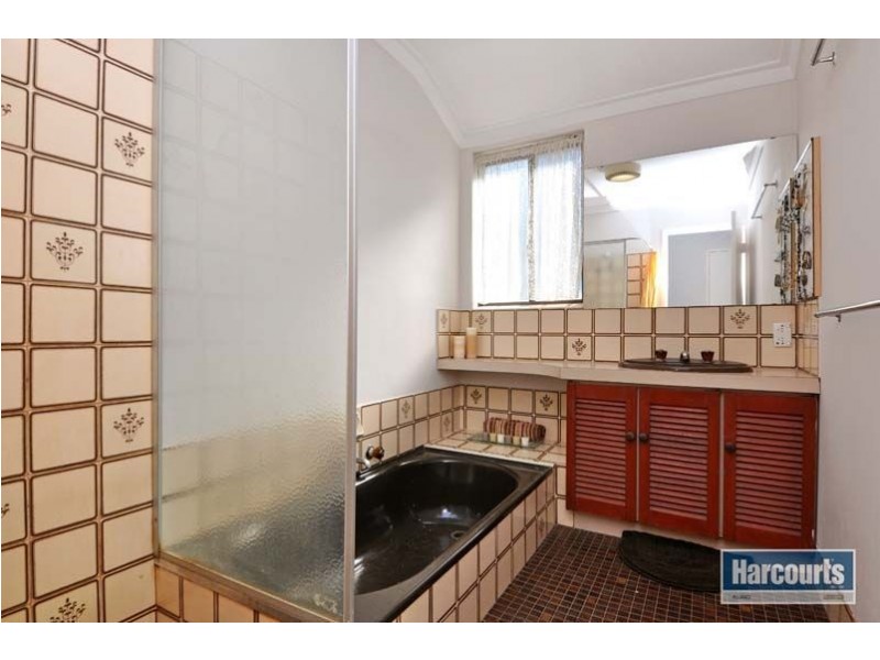 4 Dempster Place, Mariginiup WA 6065