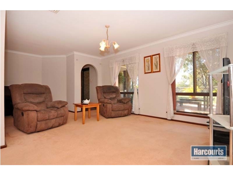 4 Dempster Place, Mariginiup WA 6065