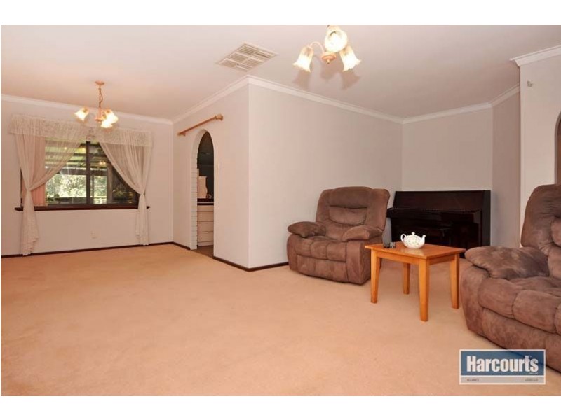 4 Dempster Place, Mariginiup WA 6065