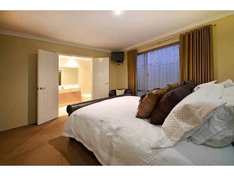 24 Gemini Way, Madeley WA 6065