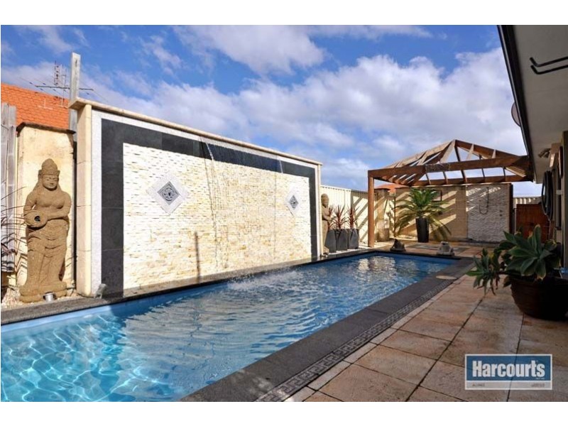 2 Winston Way, Madeley WA 6065