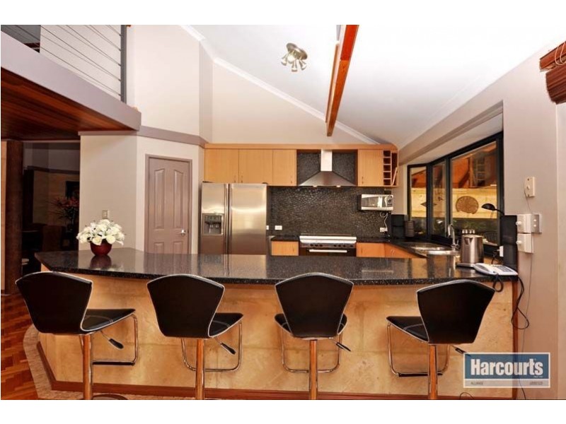 2 Winston Way, Madeley WA 6065