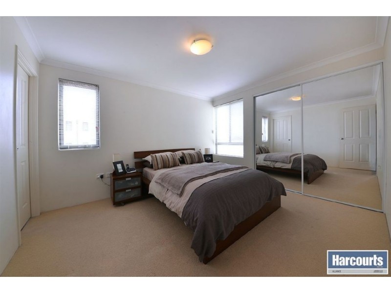 4/6 Wattlebird Loop, Joondalup WA 6027