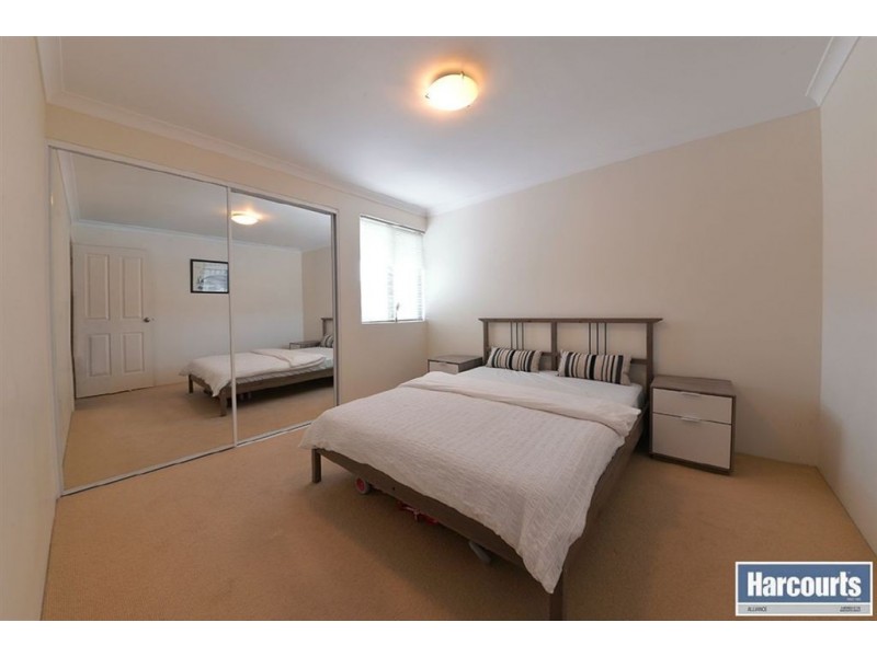 4/6 Wattlebird Loop, Joondalup WA 6027