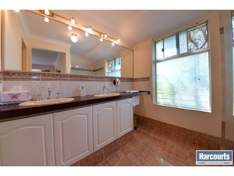 2 Woodbury Mews, Landsdale WA 6065