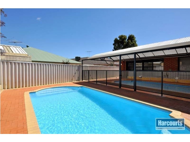 61 Palmerston Crescent, Tapping WA 6065