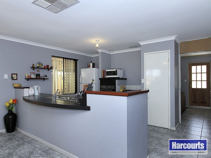 33 Monaltrie Loop, Carramar WA 6031