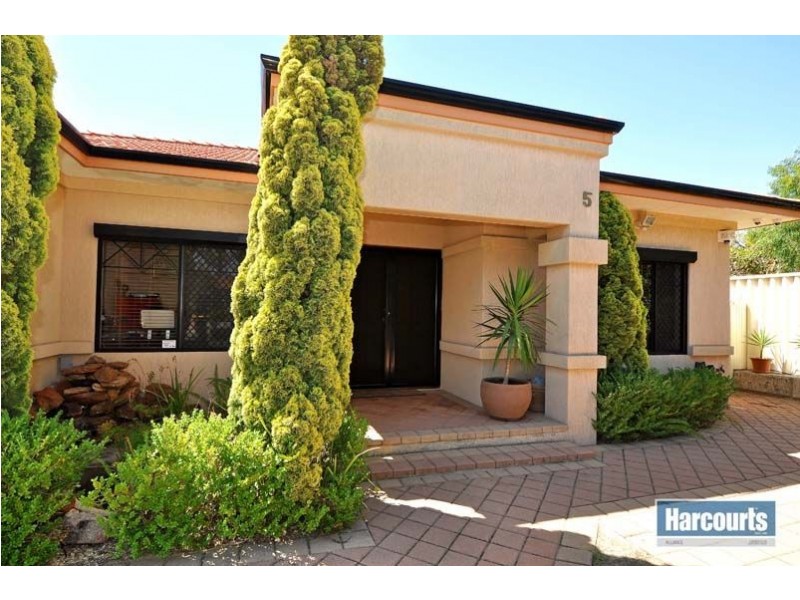 5 Berkley Road, Marangaroo WA 6064