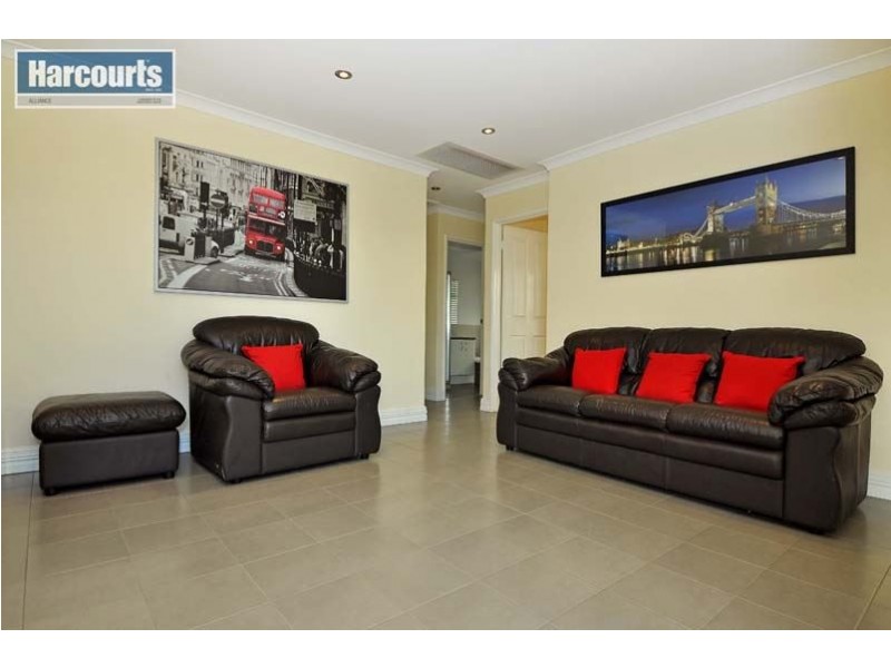 8 Annandale Circle, Kinross WA 6028