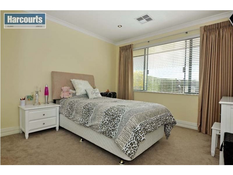 8 Annandale Circle, Kinross WA 6028