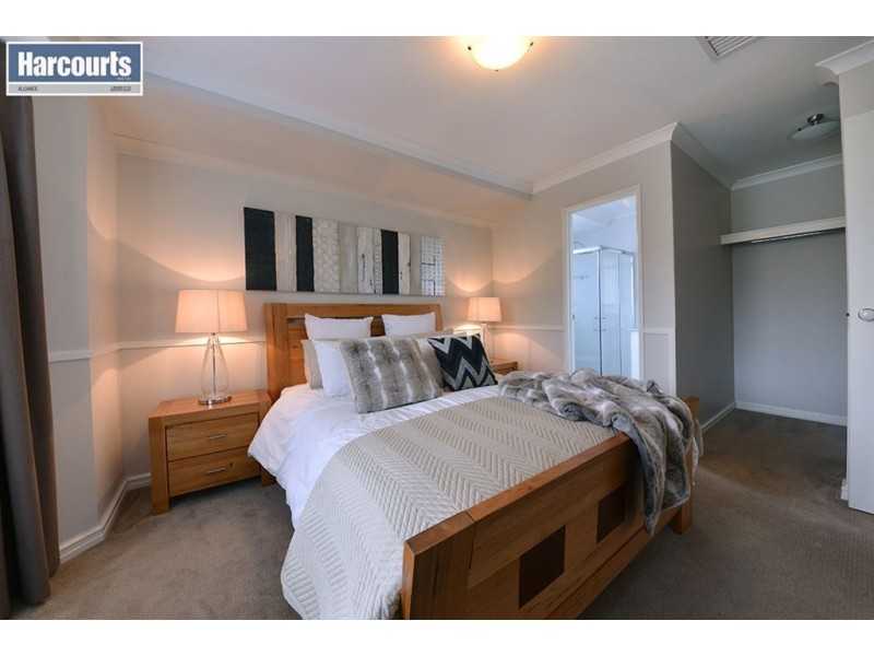 25 Manchester Drive, Hocking WA 6065