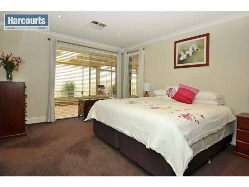 24 Roxburgh Circle, Kinross WA 6028