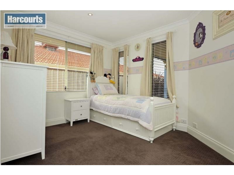 24 Roxburgh Circle, Kinross WA 6028