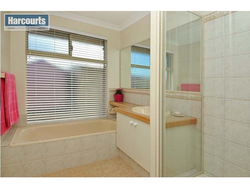 24 Roxburgh Circle, Kinross WA 6028