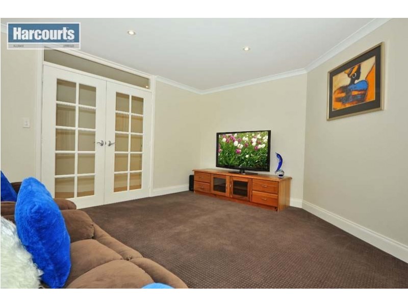 24 Roxburgh Circle, Kinross WA 6028