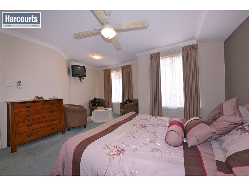 42 Kensington Way, Pearsall WA 6065