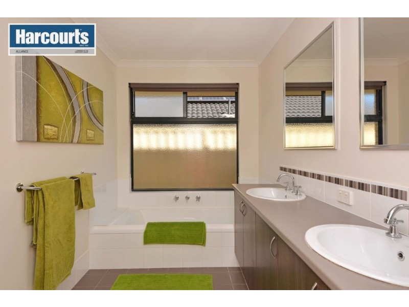 18 Collanda Circuit, Carramar WA 6031