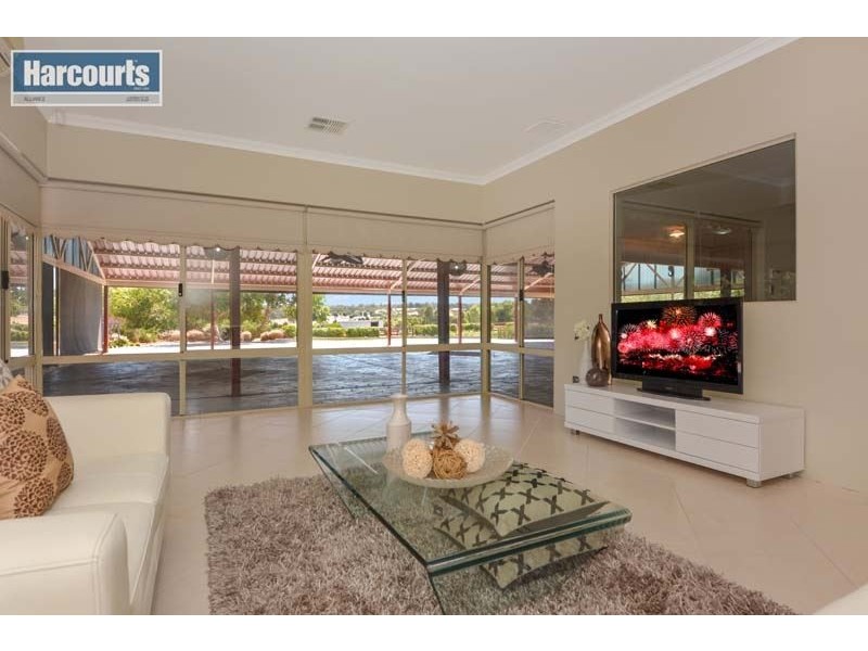 111 Sussex Bend, Lower Chittering WA 6084