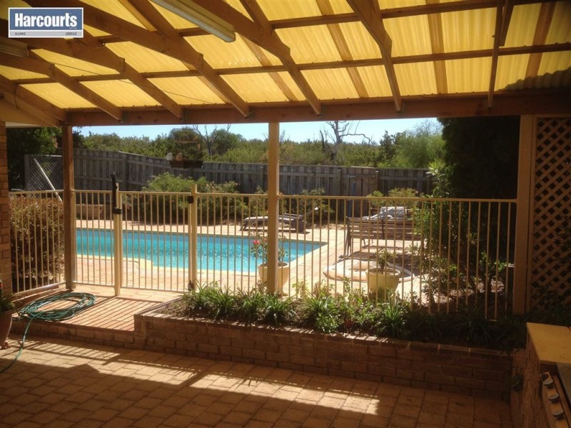 8 Congressional Crescent, Connolly WA 6027