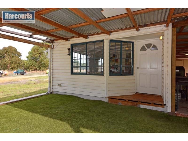 554 Neaves Rd, Mariginiup WA 6065
