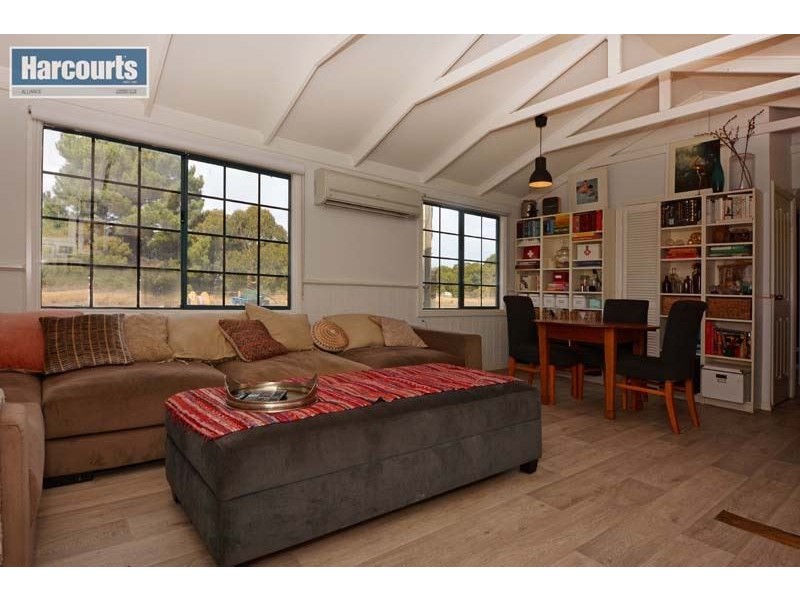 554 Neaves Rd, Mariginiup WA 6065