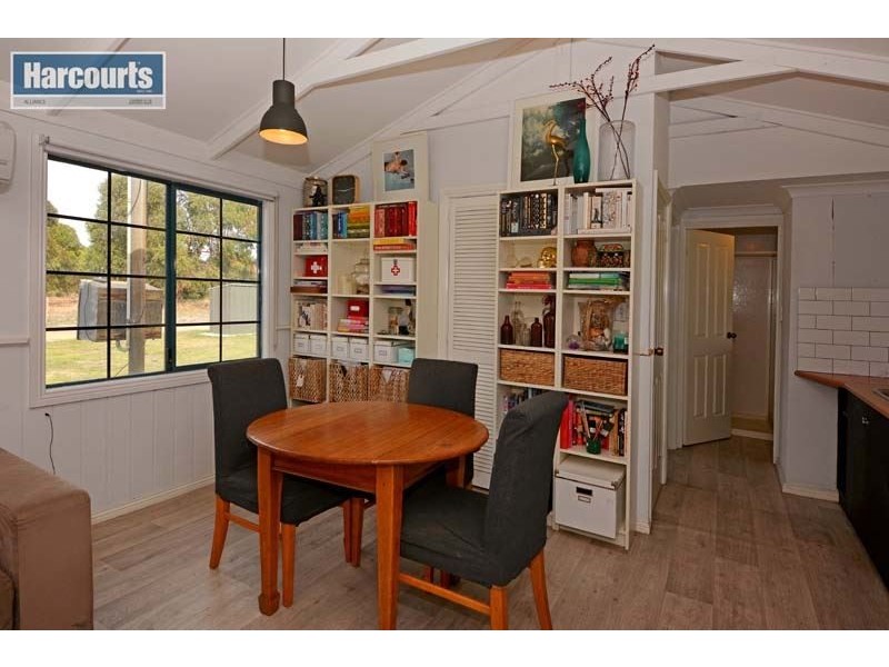 554 Neaves Rd, Mariginiup WA 6065