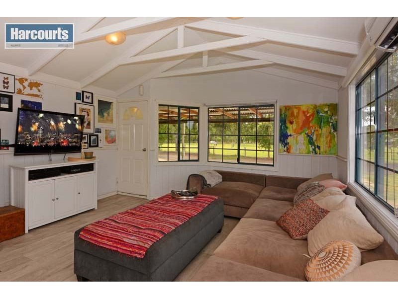 554 Neaves Rd, Mariginiup WA 6065