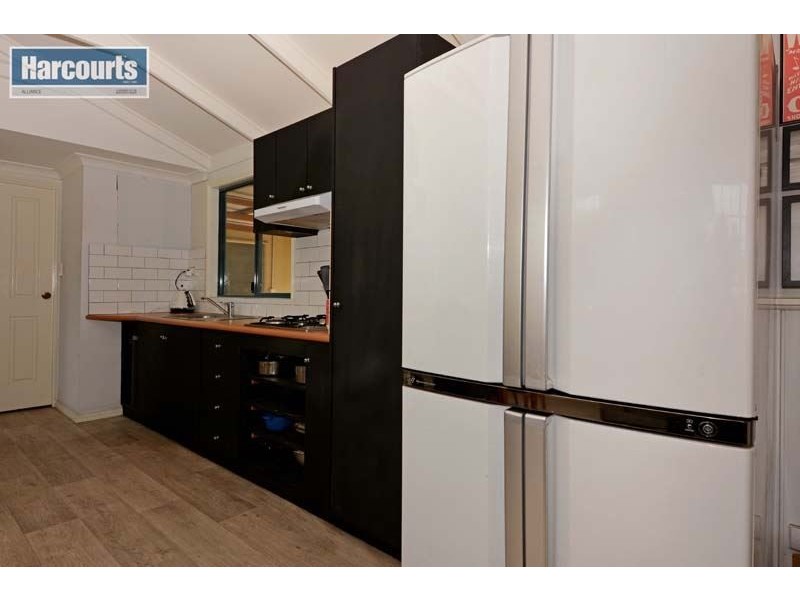 554 Neaves Rd, Mariginiup WA 6065