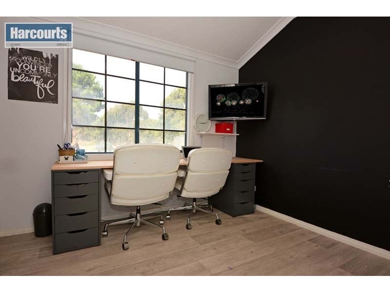 554 Neaves Rd, Mariginiup WA 6065