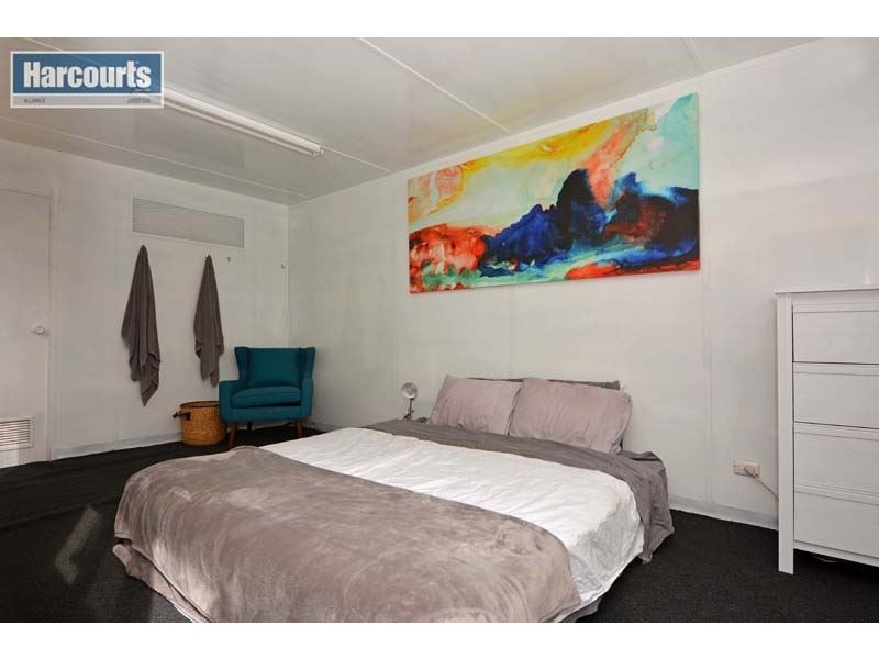 554 Neaves Rd, Mariginiup WA 6065