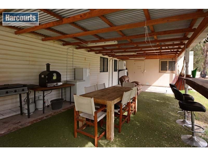 554 Neaves Rd, Mariginiup WA 6065