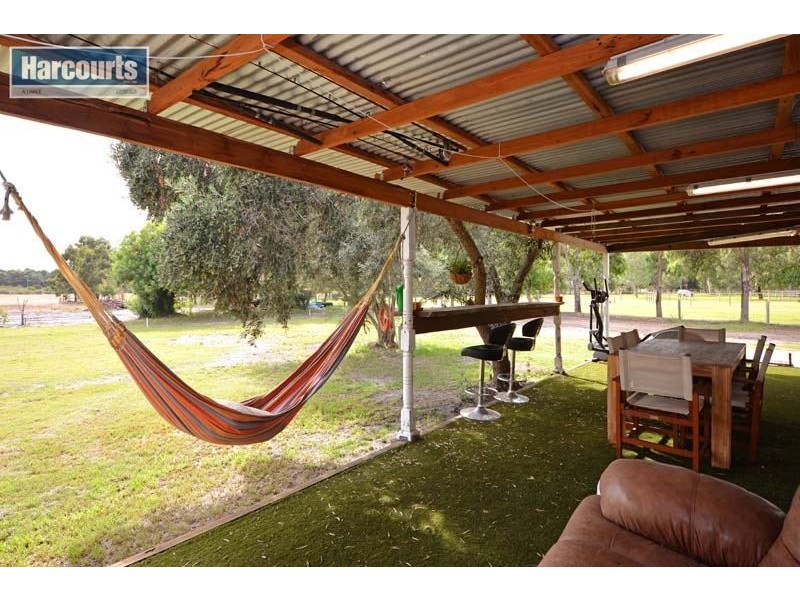 554 Neaves Rd, Mariginiup WA 6065