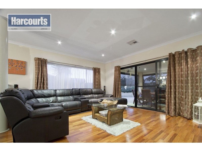 4 Bonvin Gardens, Tapping WA 6065