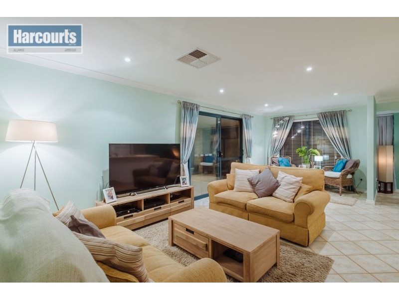 14 Tableland Way, Carramar WA 6031