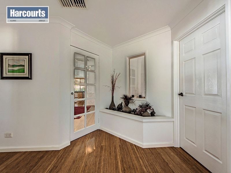 5 Camelot Grove, Carramar WA 6031