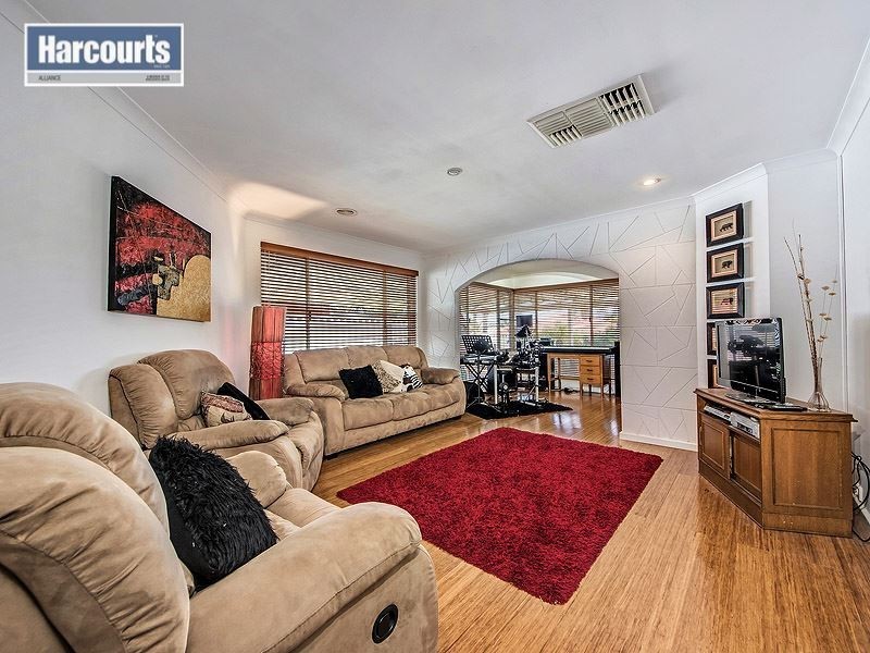 5 Camelot Grove, Carramar WA 6031