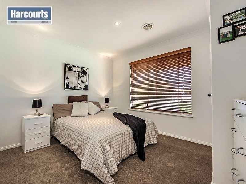 5 Camelot Grove, Carramar WA 6031