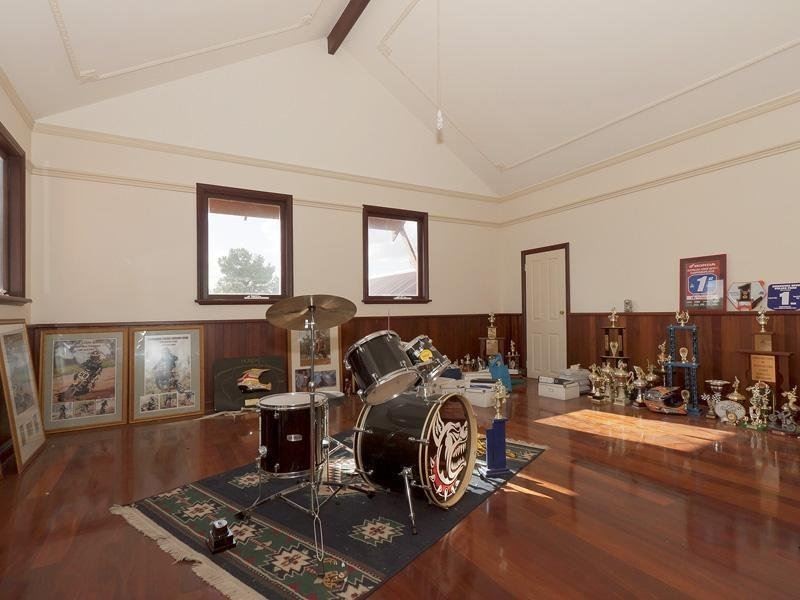 588 Neaves Road, Mariginiup WA 6078