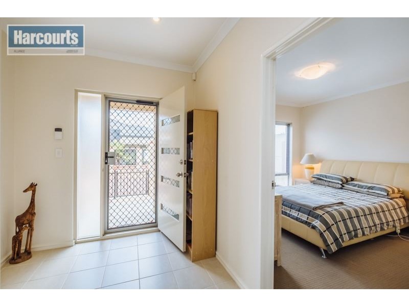 4/166 Kingsway Road, Darch WA 6065