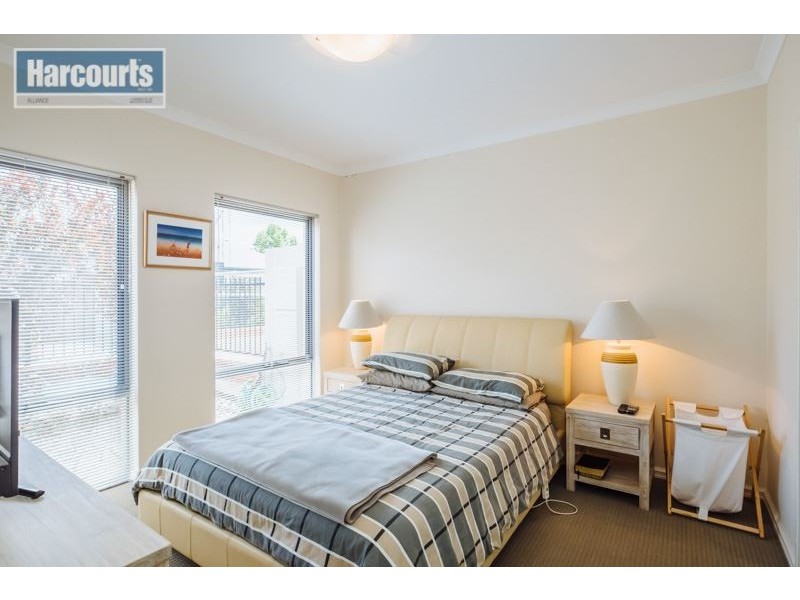 4/166 Kingsway Road, Darch WA 6065