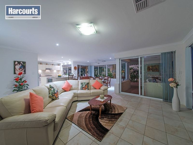 124 St Stephens Crescent, Tapping WA 6065