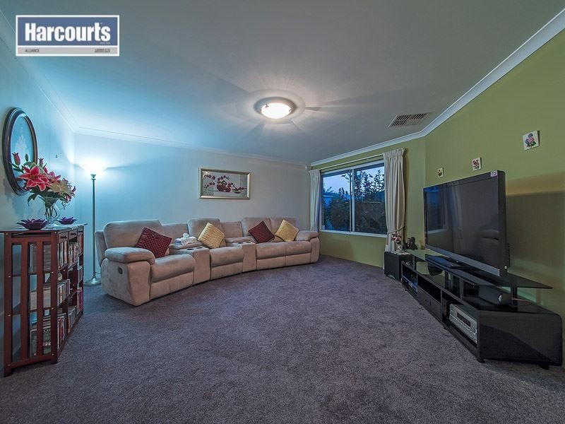 124 St Stephens Crescent, Tapping WA 6065